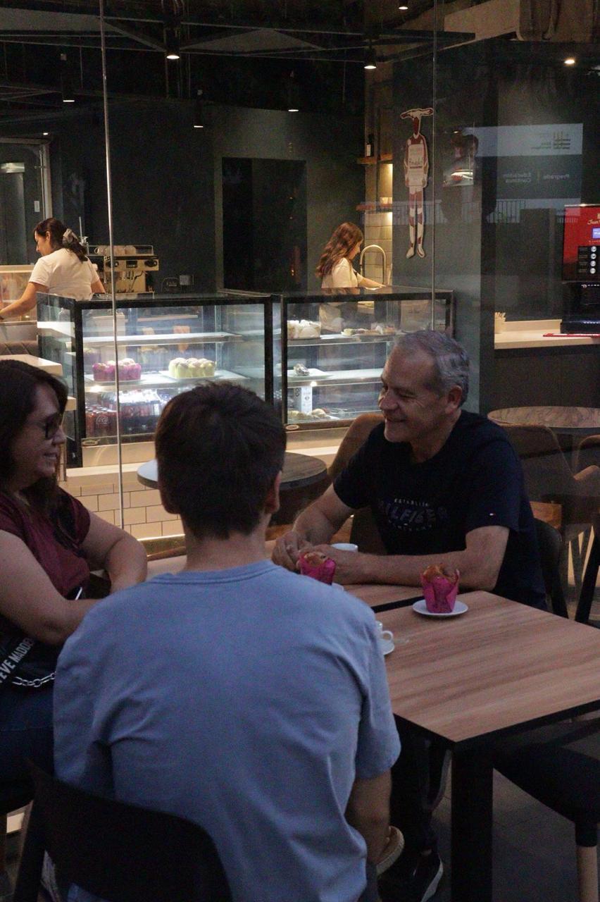 Espacio cultural y obras de arte en Uno Café