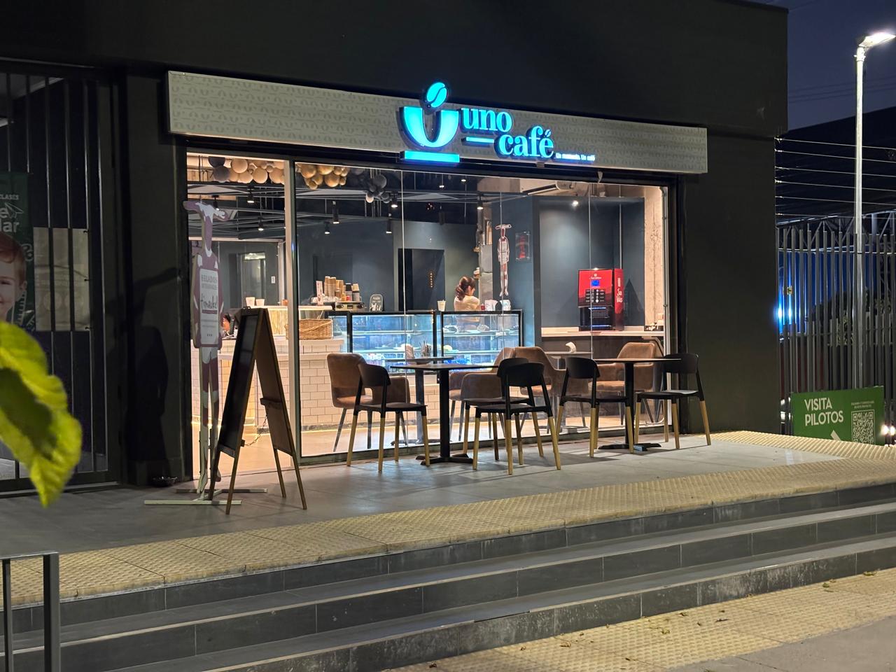 Fachada exterior iluminada al atardecer de uno café en Strip Center Lo Cañas